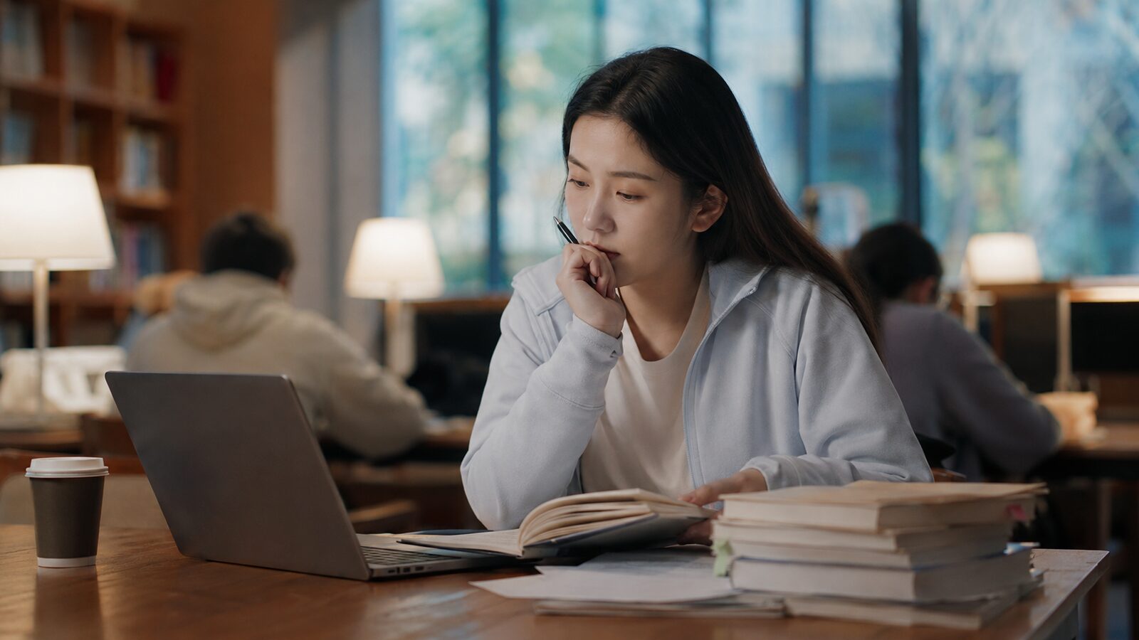 学员担心做题效率低，应该怎样回应和提升